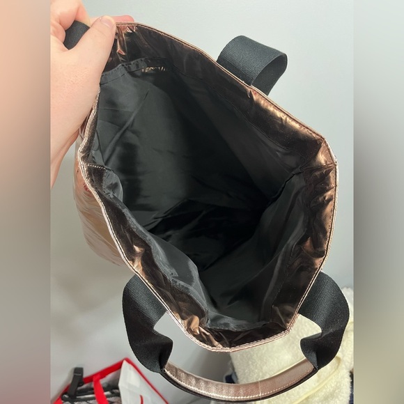 NWT Victoria's Secret Rose Gold Metallic Bag Quilted Weekender Limited Edition - Picture 4 of 9